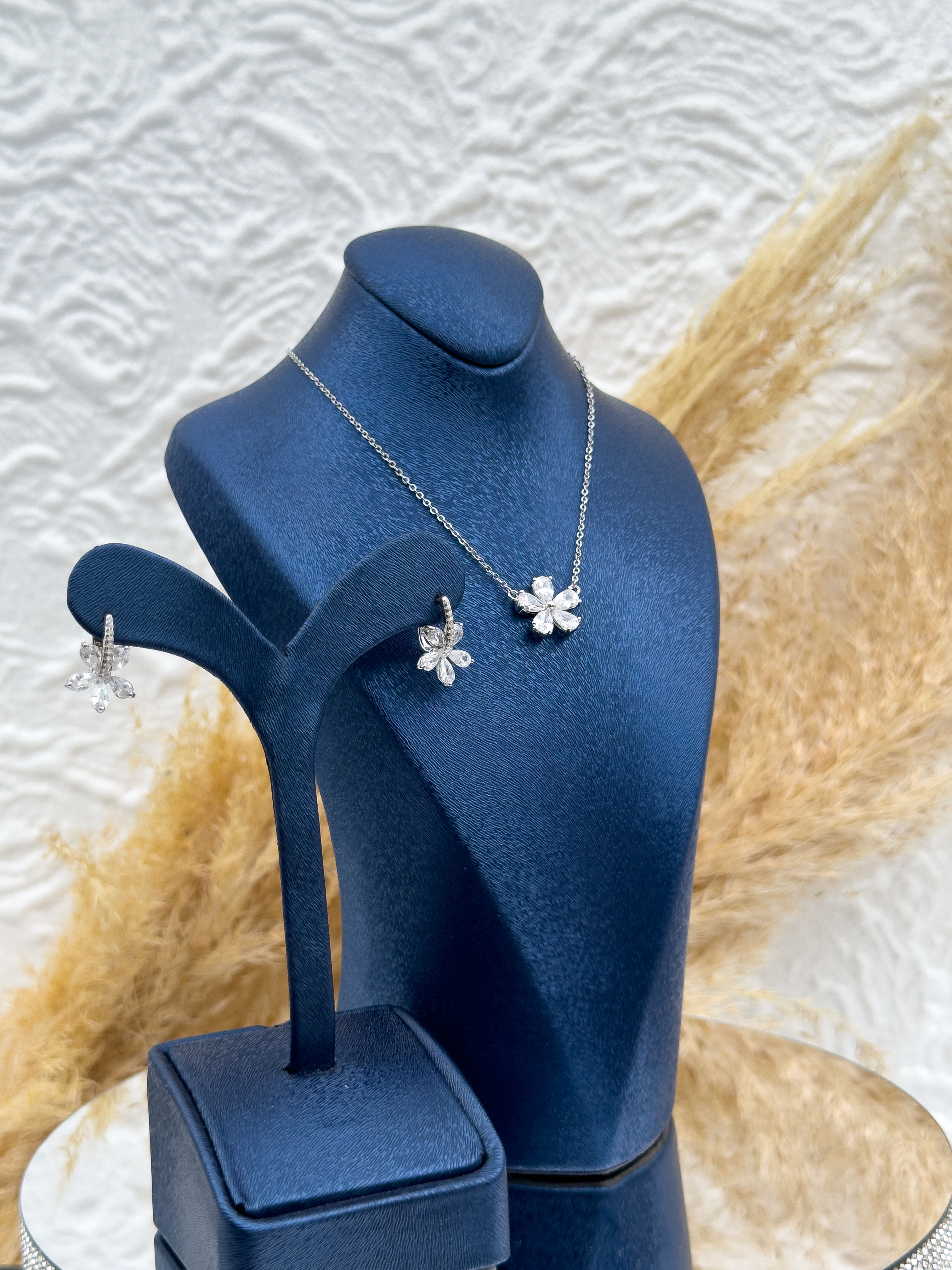 925 Ayar Gümüş Lotus Modeli Zarif Kolye & Küpe 2’li Set – Özel Hediye